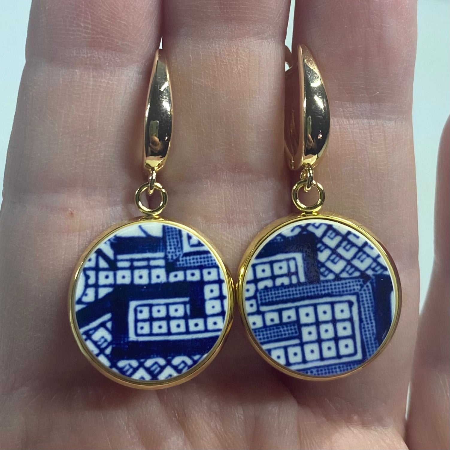 1960’s Blue Willow Dangly Earrings Leverback Huggies Y