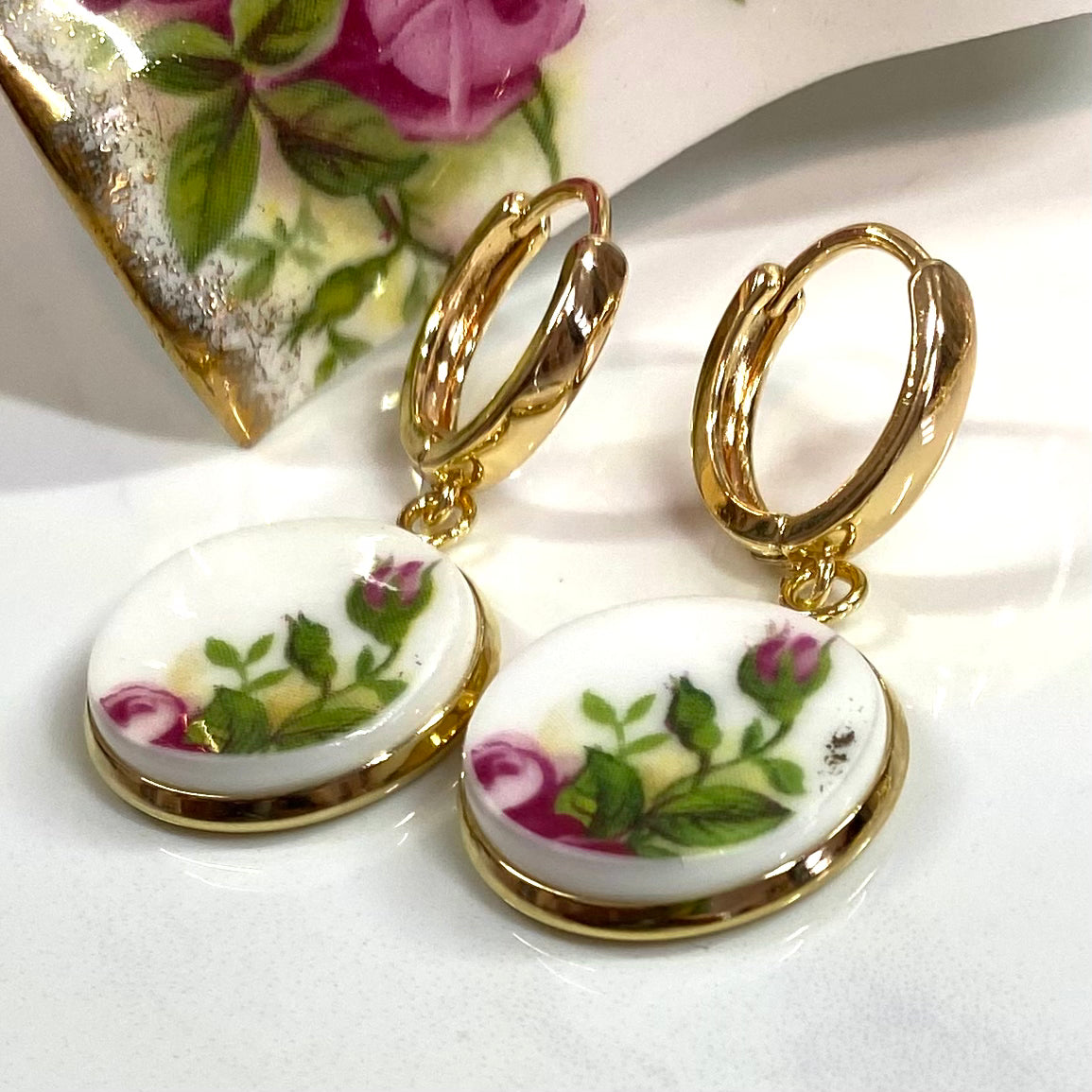 1962 Royal Albert ‘Old Country Roses’ Huggies Leverback Dangly Earrings YG